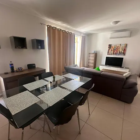 Cozy 2 Bedroom Penthouse *