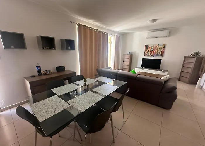 Cozy 2 Bedroom Penthouse *