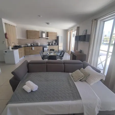Cozy 2 Bedroom Penthouse Apartment San Ġiljan
